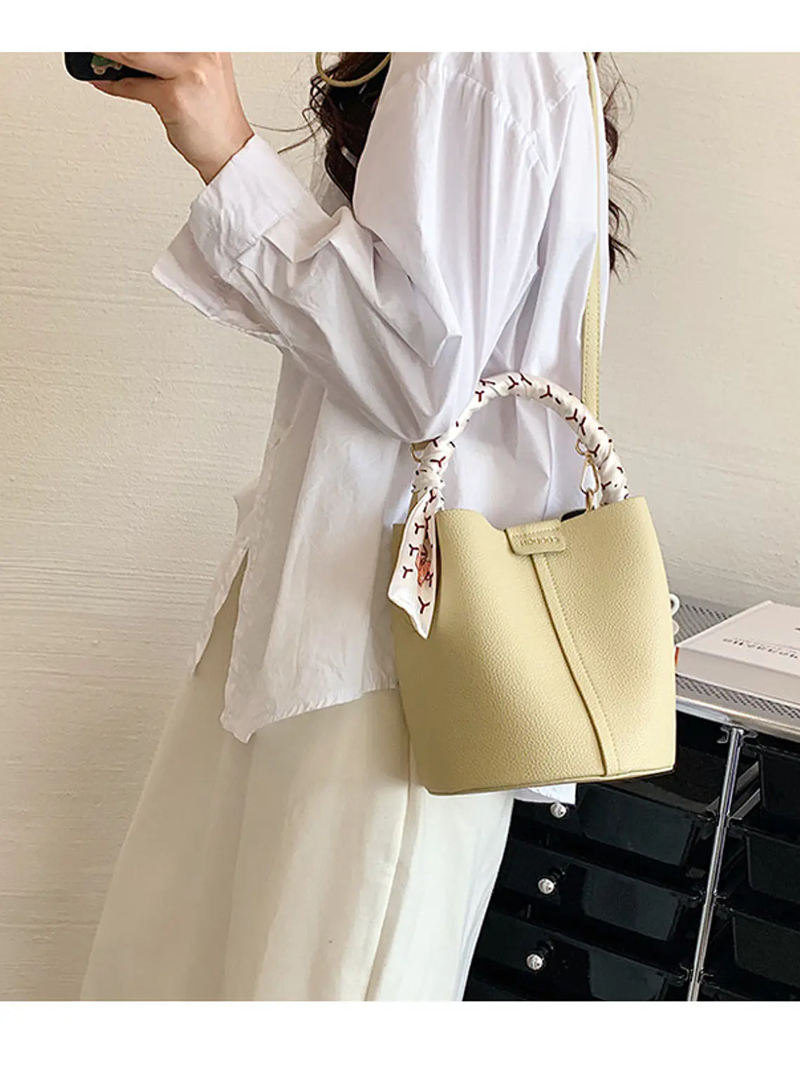 Bolso bucket con textura lichi y pañuelo decorativo entretejido — colores frescos para el día a día 10