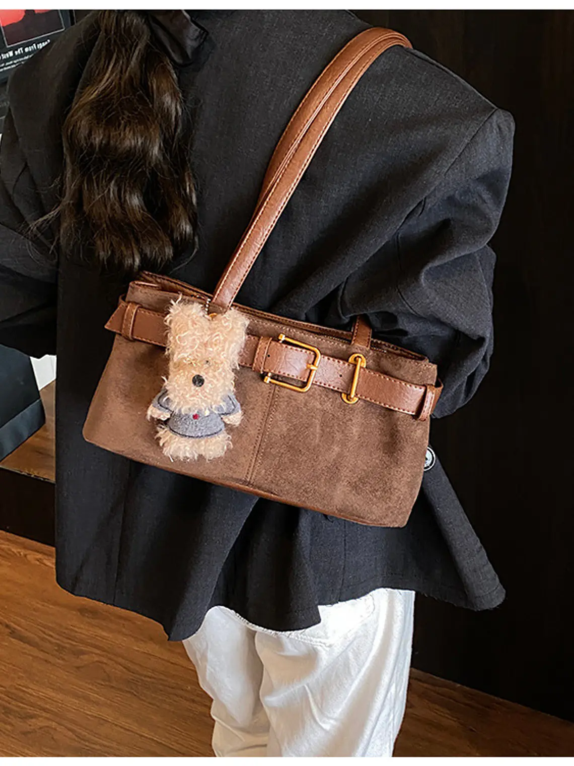 Bolso de hombro en ante sintético con cinturón decorativo y colgante de perrito — estilo retro dulce 8