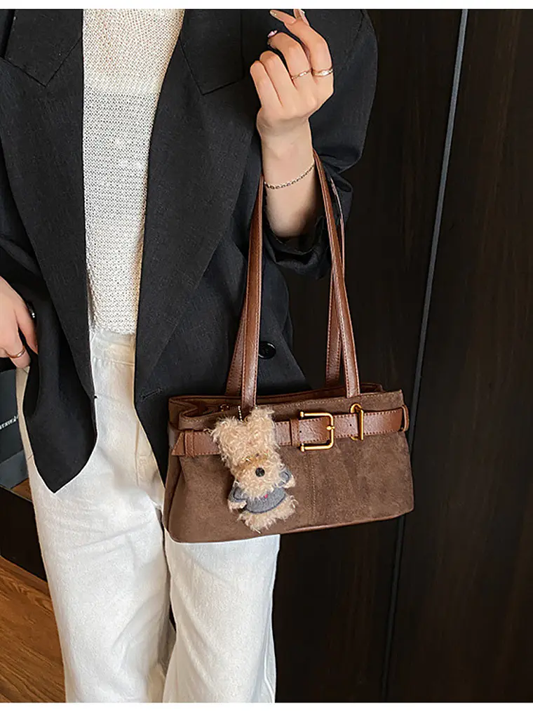 Bolso de hombro en ante sintético con cinturón decorativo y colgante de perrito — estilo retro dulce 10