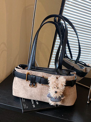Bolso de hombro en ante sintético con cinturón decorativo y colgante de perrito — estilo retro dulce
