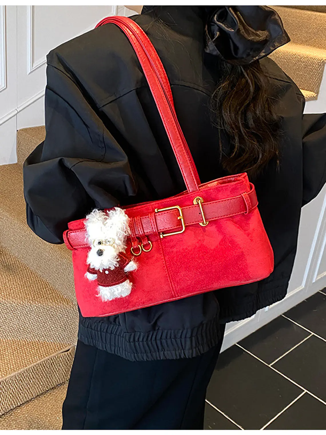 Bolso de hombro en ante sintético con cinturón decorativo y colgante de perrito — estilo retro dulce 14