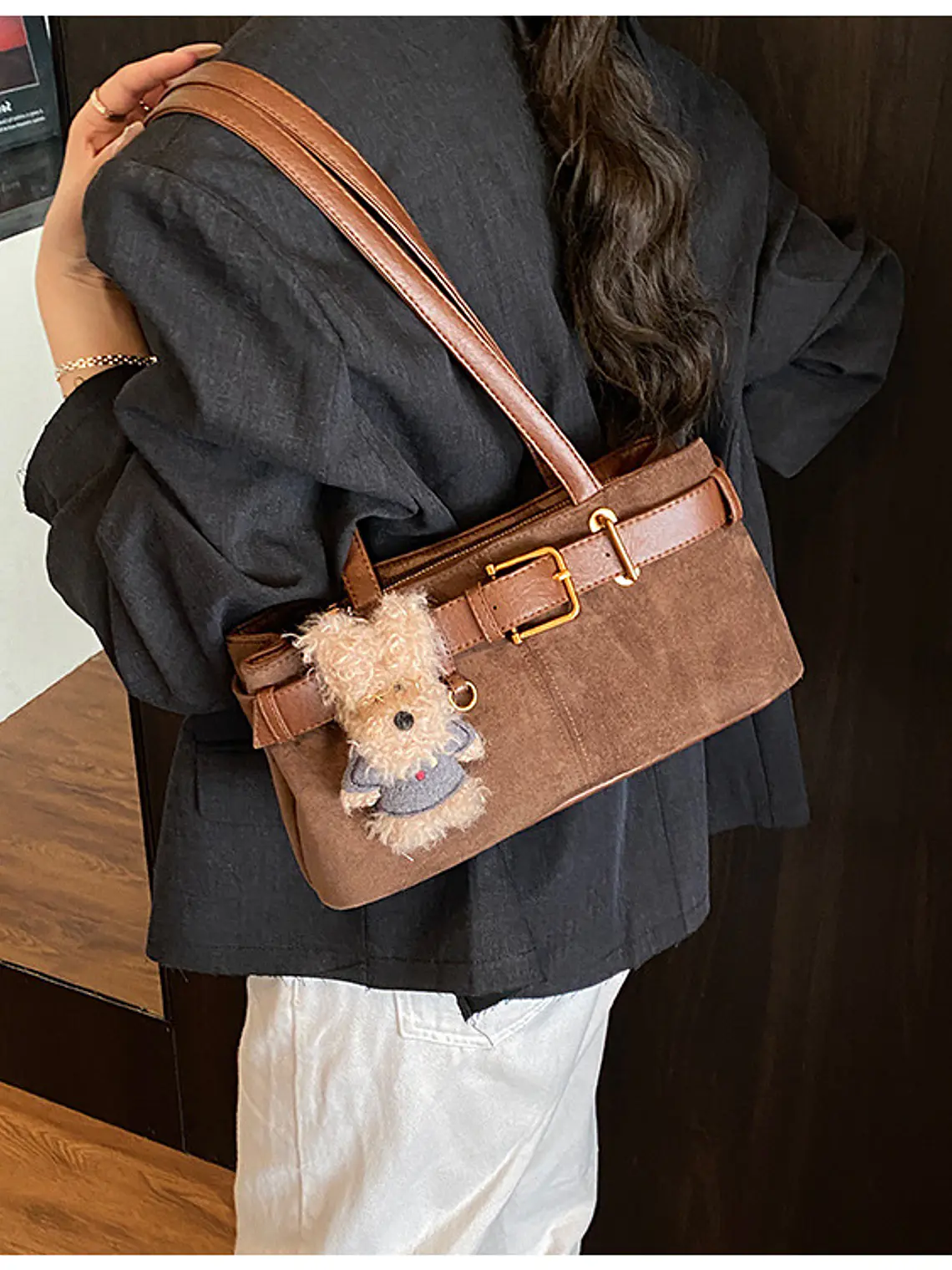 Bolso de hombro en ante sintético con cinturón decorativo y colgante de perrito — estilo retro dulce 9