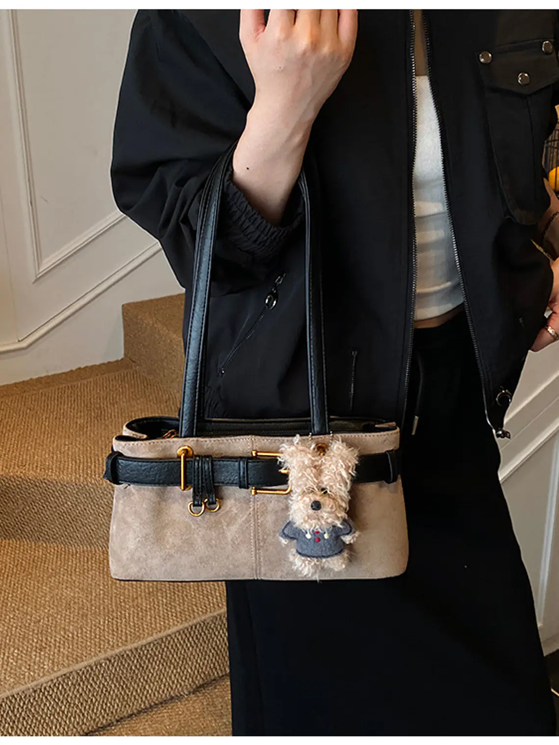 Bolso de hombro en ante sintético con cinturón decorativo y colgante de perrito — estilo retro dulce 3
