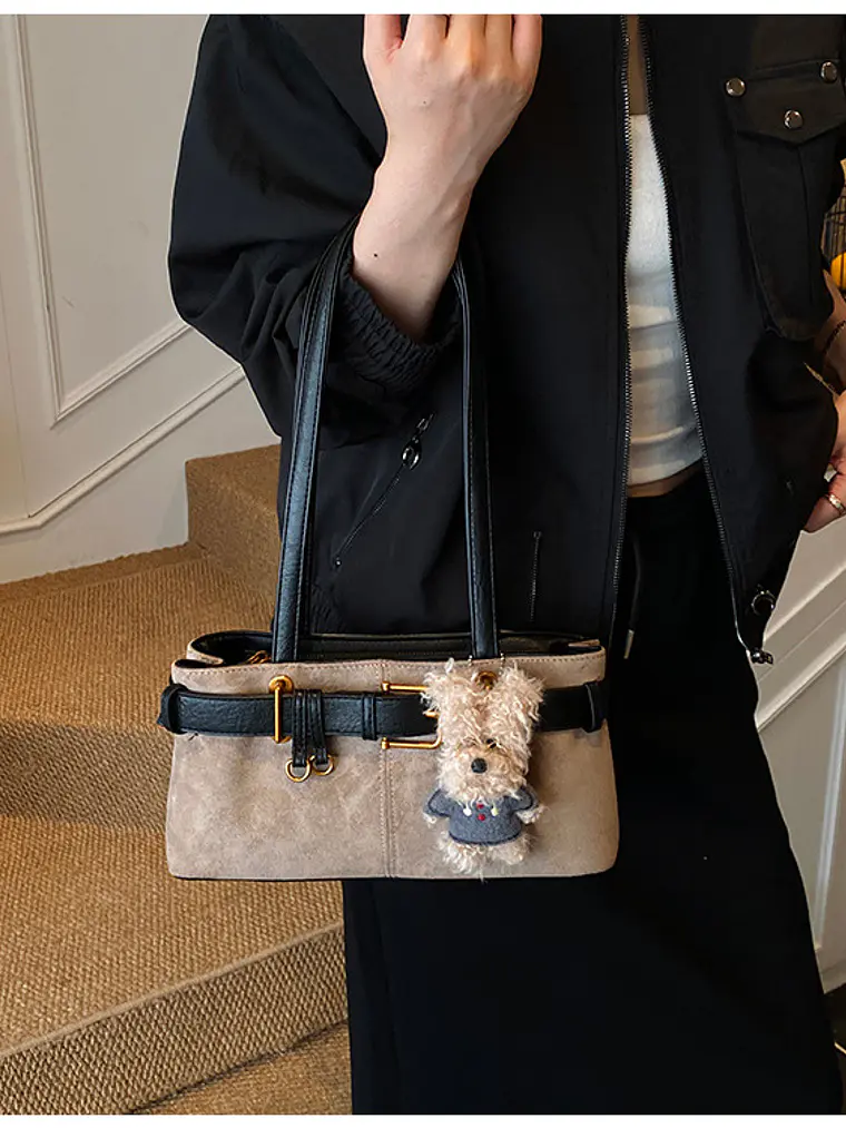 Bolso de hombro en ante sintético con cinturón decorativo y colgante de perrito — estilo retro dulce 3