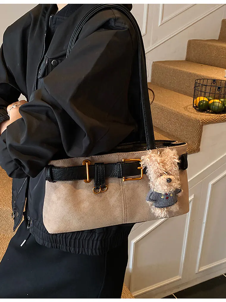 Bolso de hombro en ante sintético con cinturón decorativo y colgante de perrito — estilo retro dulce 5