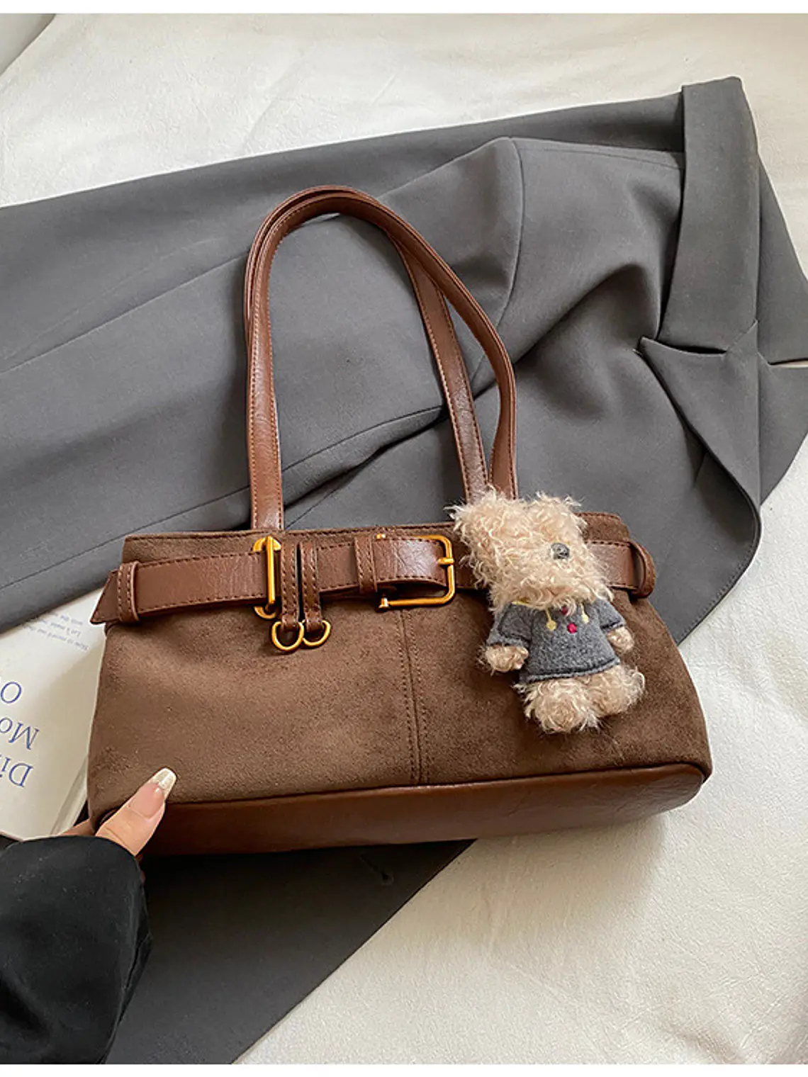 Bolso de hombro en ante sintético con cinturón decorativo y colgante de perrito — estilo retro dulce 7
