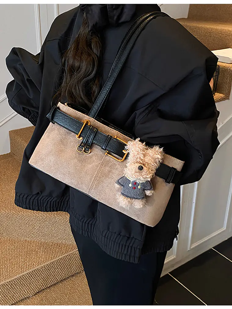 Bolso de hombro en ante sintético con cinturón decorativo y colgante de perrito — estilo retro dulce 4