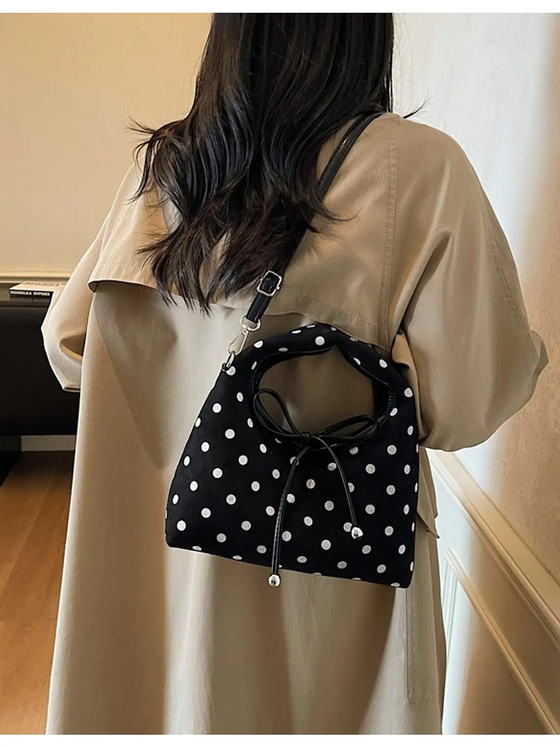 Bolso de ante con estampado de lunares, lazo decorativo y cierre magnético — estilo dulce y versátil 4