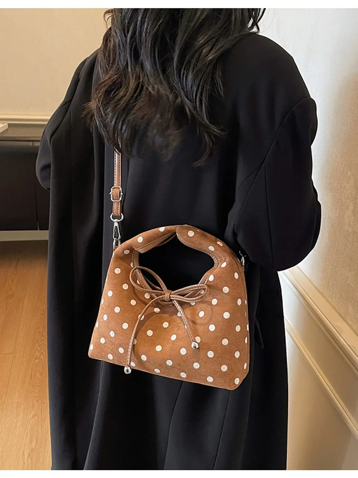 Bolso de ante con estampado de lunares, lazo decorativo y cierre magnético — estilo dulce y versátil 7