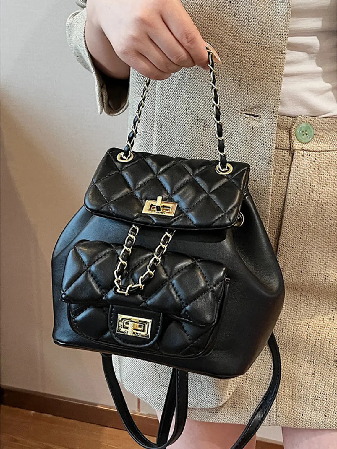 Mochila acolchada con textura de rombos, cadena dorada y bolsillo frontal con broche — estilo clásico 1