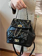 Mochila acolchada con textura de rombos, cadena dorada y bolsillo frontal con broche — estilo clásico - Miniatura 1