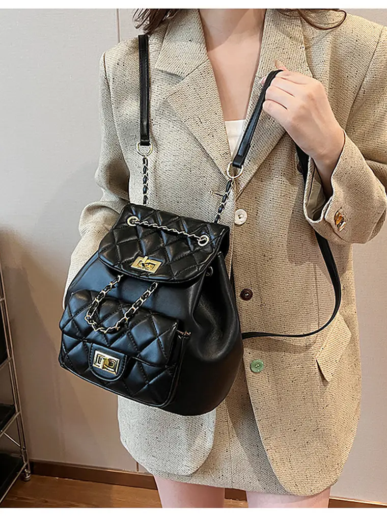 Mochila acolchada con textura de rombos, cadena dorada y bolsillo frontal con broche — estilo clásico 3