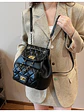 Mochila acolchada con textura de rombos, cadena dorada y bolsillo frontal con broche — estilo clásico - Miniatura 3