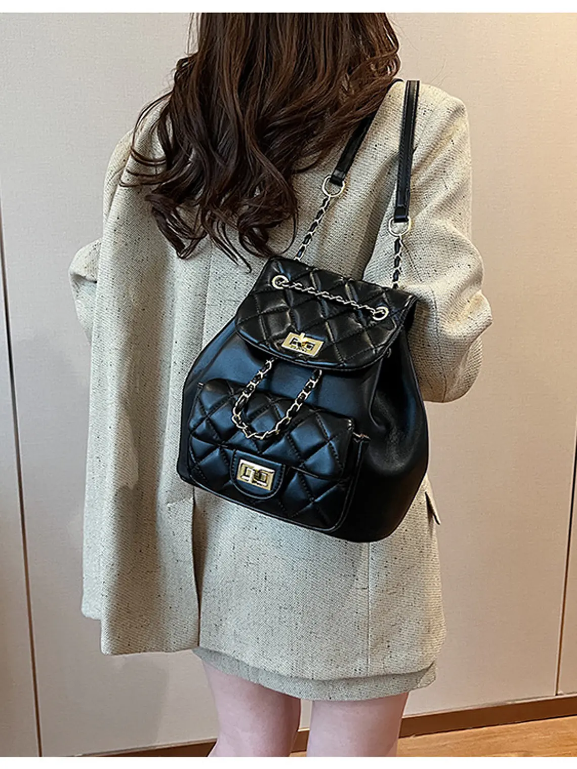 Mochila acolchada con textura de rombos, cadena dorada y bolsillo frontal con broche — estilo clásico 4