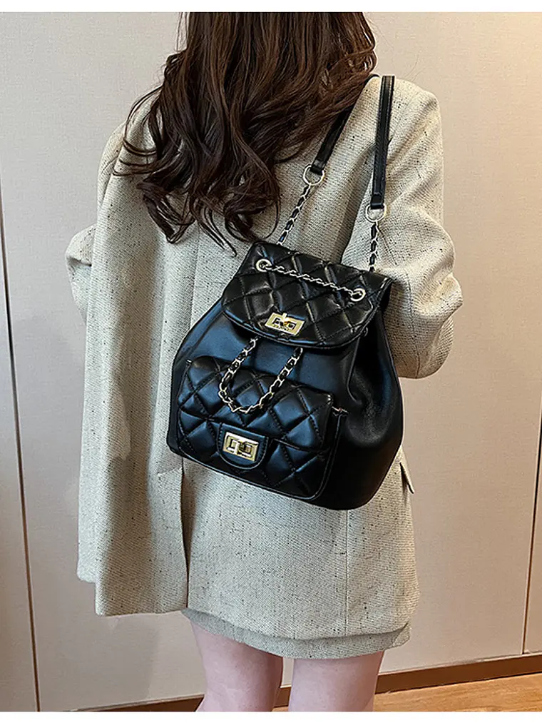 Mochila acolchada con textura de rombos, cadena dorada y bolsillo frontal con broche — estilo clásico 4