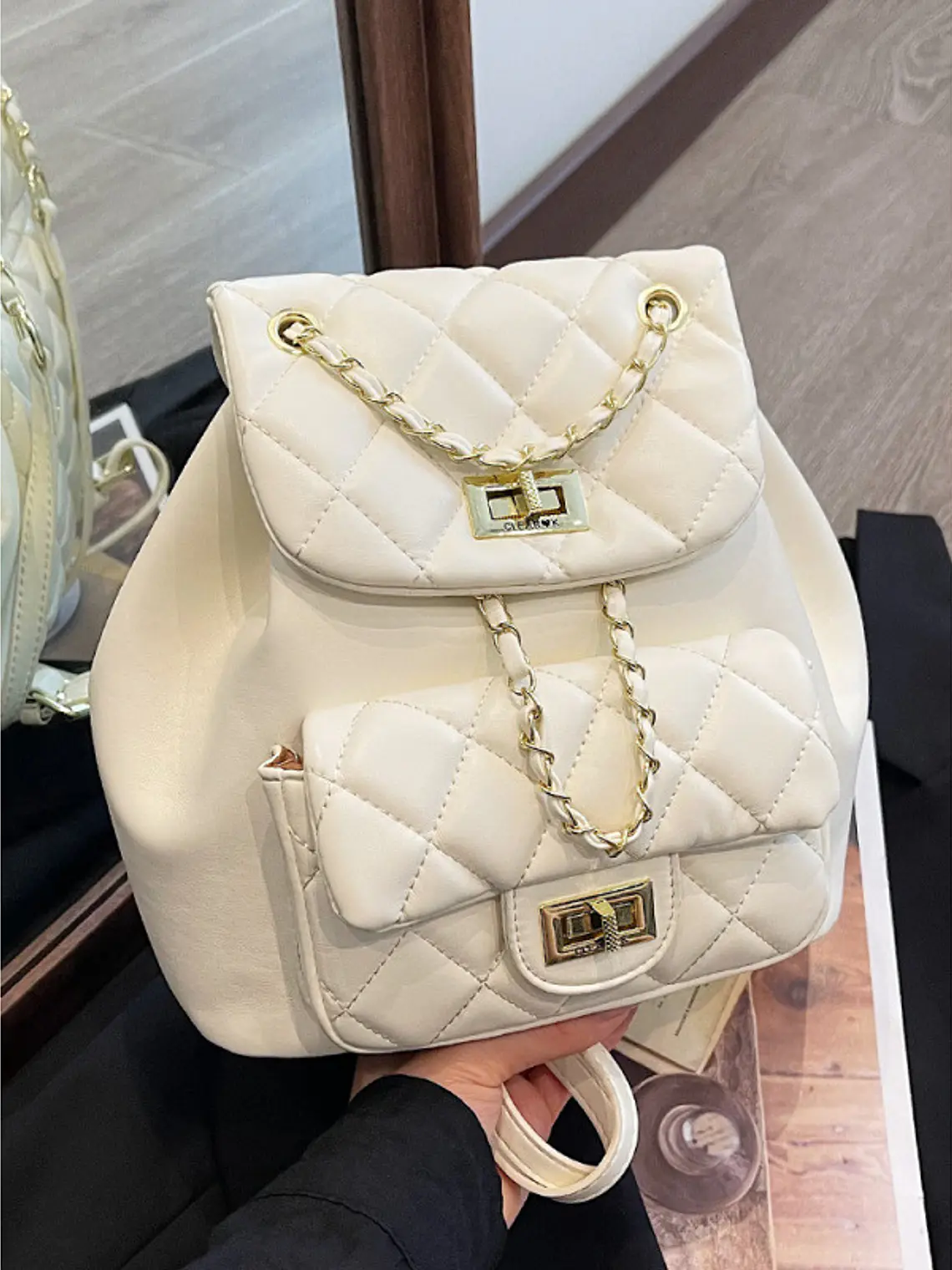 Mochila acolchada con textura de rombos, cadena dorada y bolsillo frontal con broche — estilo clásico 6