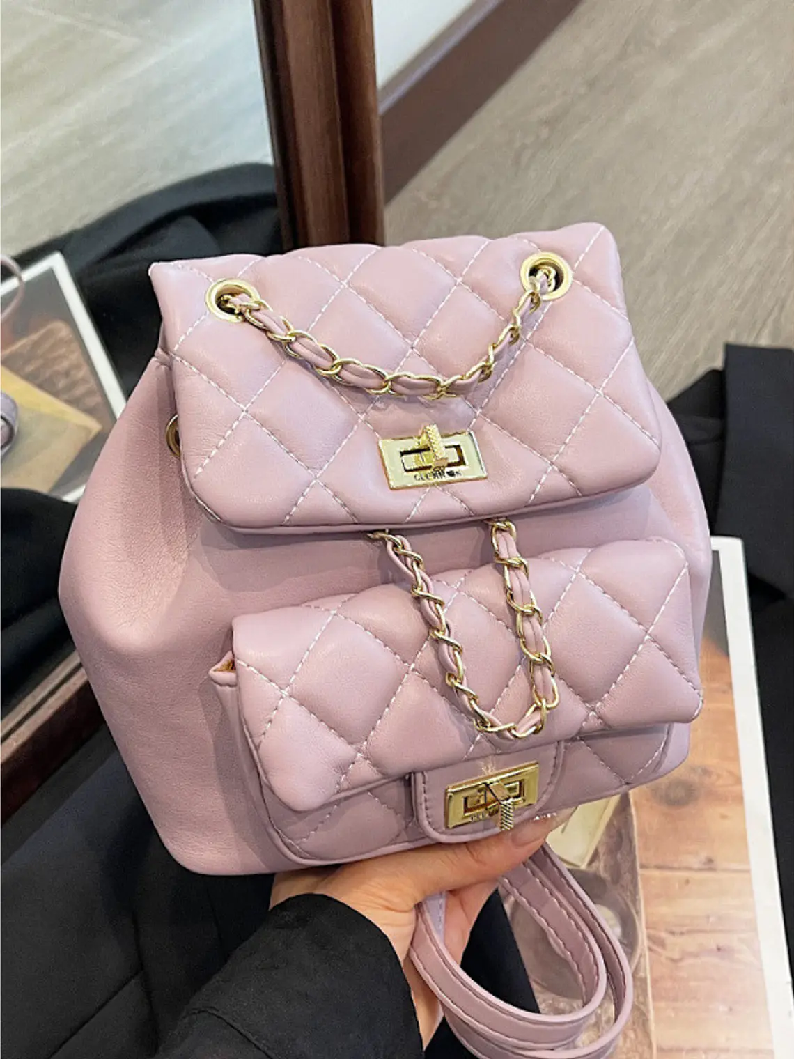 Mochila acolchada con textura de rombos, cadena dorada y bolsillo frontal con broche — estilo clásico 11
