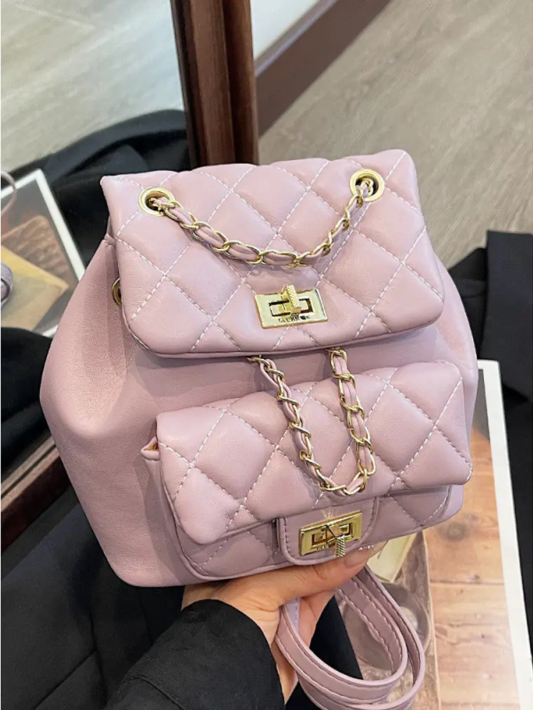Mochila acolchada con textura de rombos, cadena dorada y bolsillo frontal con broche — estilo clásico 11