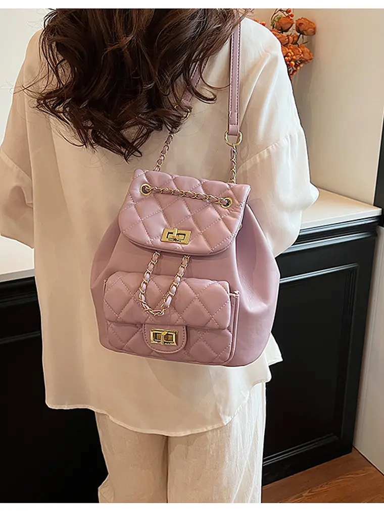 Mochila acolchada con textura de rombos, cadena dorada y bolsillo frontal con broche — estilo clásico 12