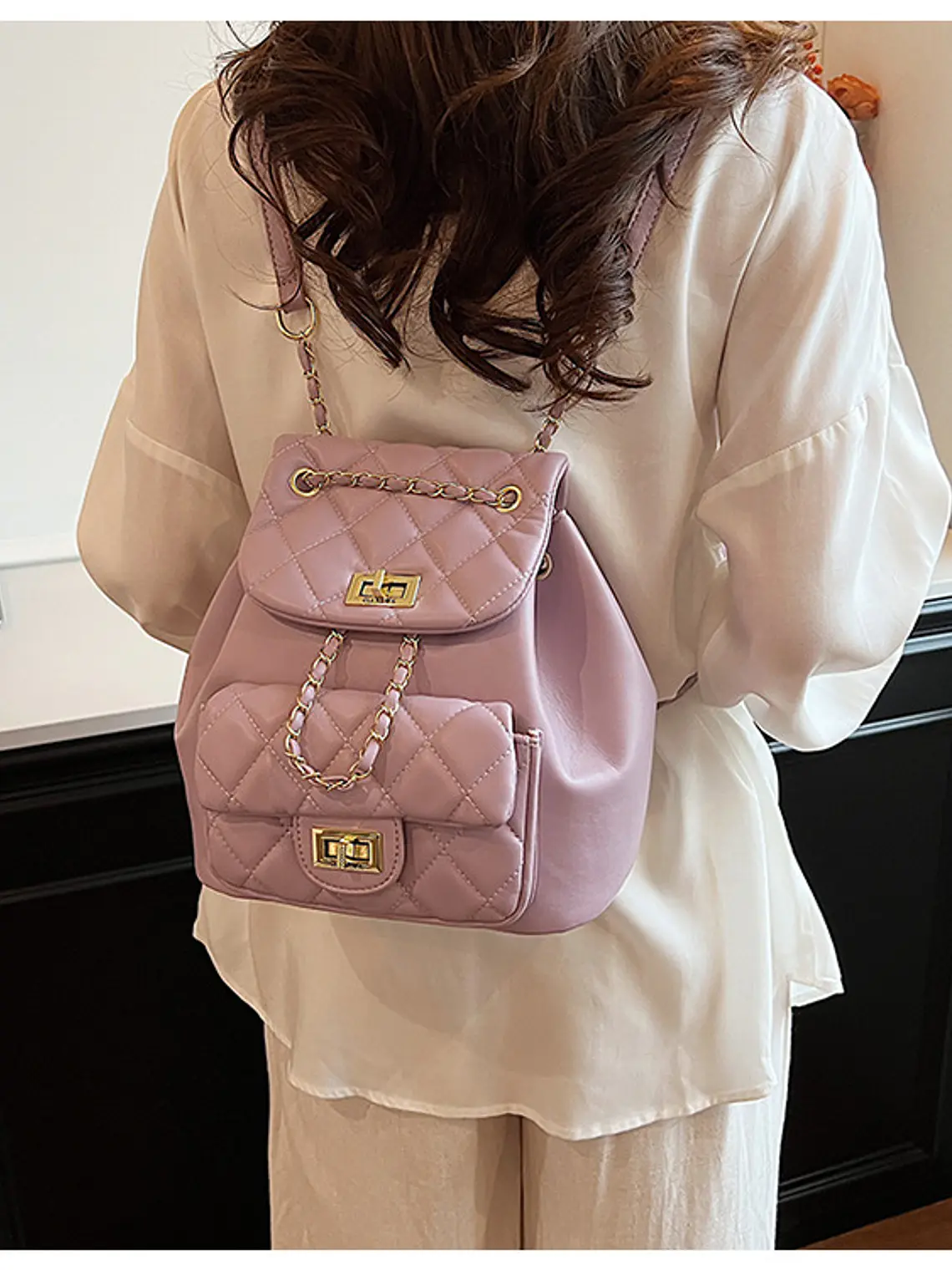 Mochila acolchada con textura de rombos, cadena dorada y bolsillo frontal con broche — estilo clásico 13