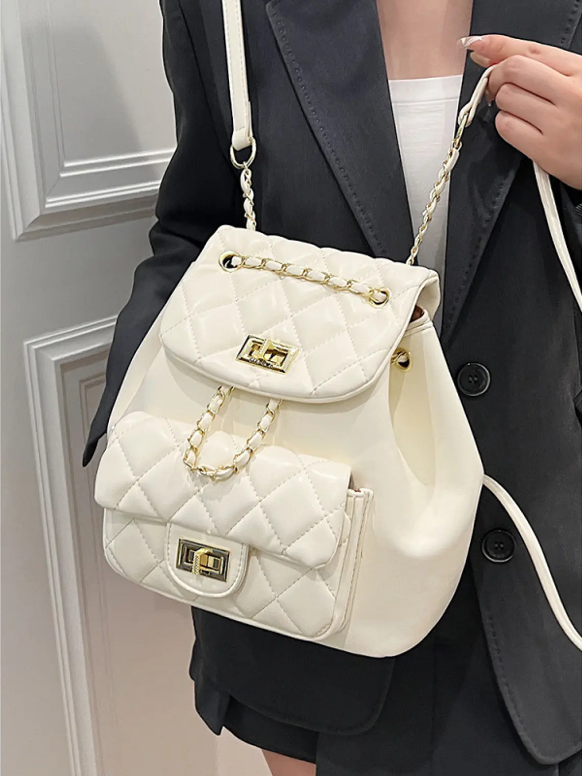 Mochila acolchada con textura de rombos, cadena dorada y bolsillo frontal con broche — estilo clásico 7