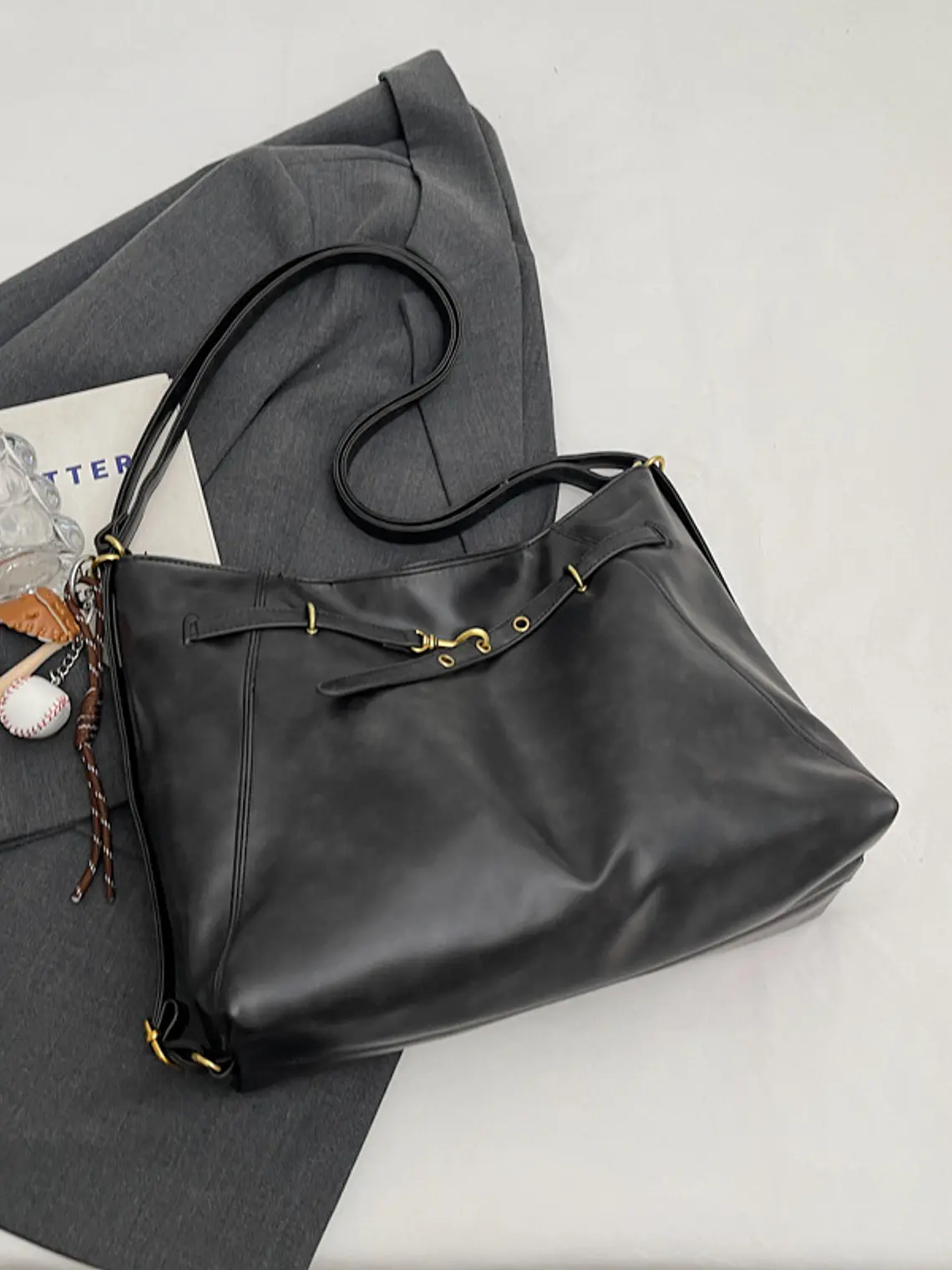 Bolso tote de cuero sintético con cierre de cordón y herrajes dorados — estilo urbano estructurado 7