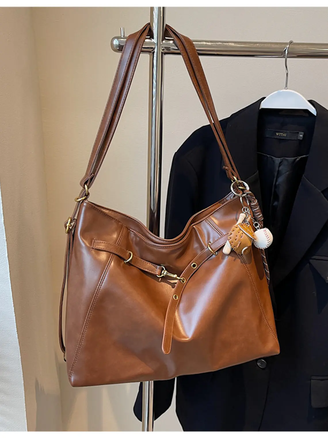 Bolso tote de cuero sintético con cierre de cordón y herrajes dorados — estilo urbano estructurado 13