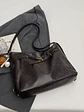 Bolso tote de cuero sintético con cierre de cordón y herrajes dorados — estilo urbano estructurado - Miniatura 1