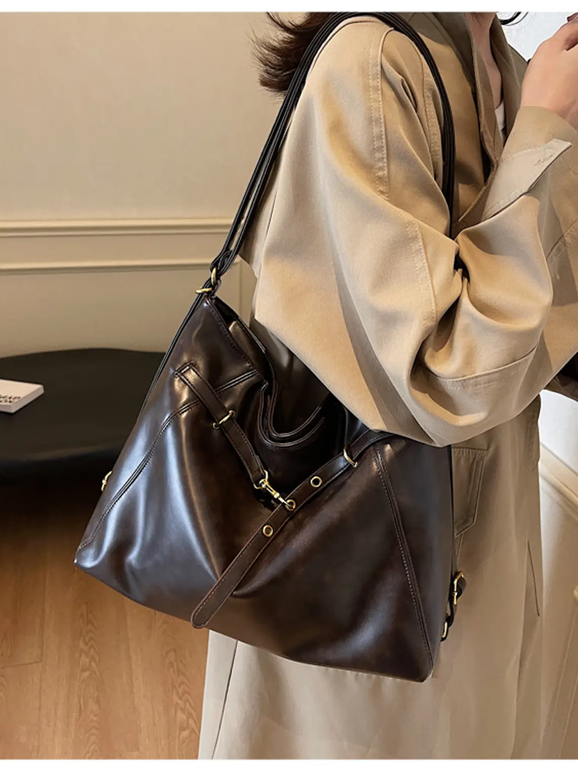 Bolso tote de cuero sintético con cierre de cordón y herrajes dorados — estilo urbano estructurado 4