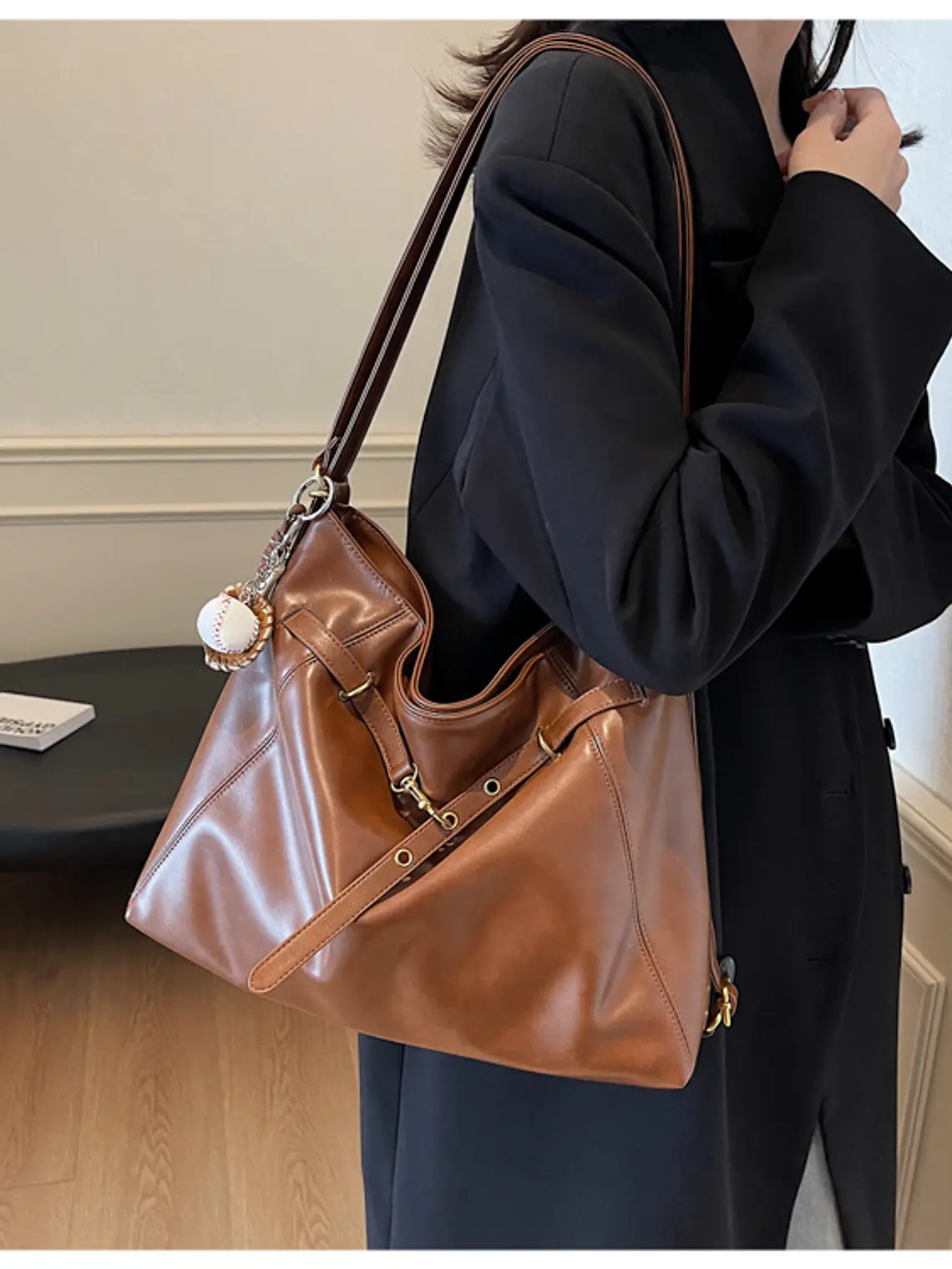 Bolso tote de cuero sintético con cierre de cordón y herrajes dorados — estilo urbano estructurado 15
