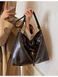 Bolso tote de cuero sintético con cierre de cordón y herrajes dorados — estilo urbano estructurado - Miniatura 3