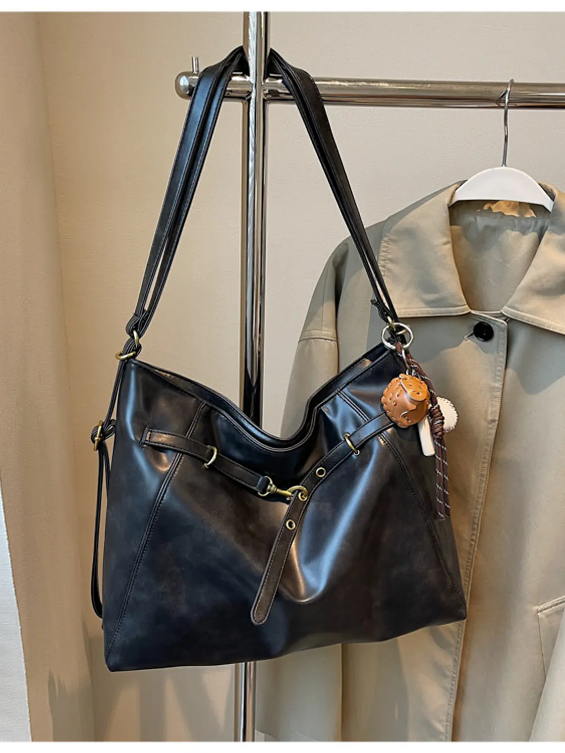 Bolso tote de cuero sintético con cierre de cordón y herrajes dorados — estilo urbano estructurado 8