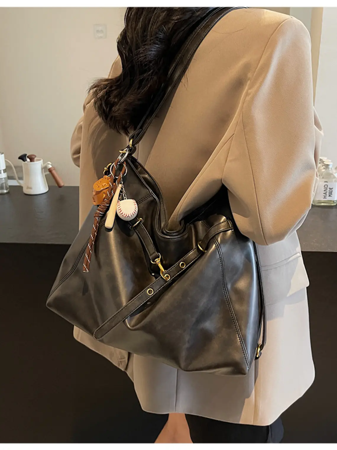 Bolso tote de cuero sintético con cierre de cordón y herrajes dorados — estilo urbano estructurado 10