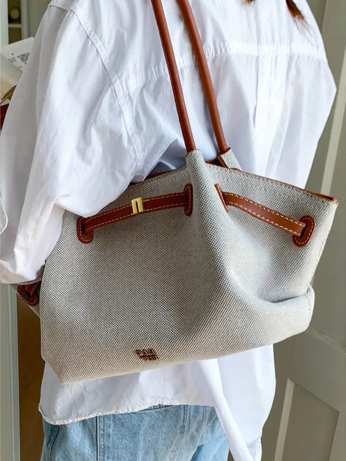 Bolso tote de lona con ribetes de cuero sintético y cierre de cremallera — estilo urbano minimalista 6