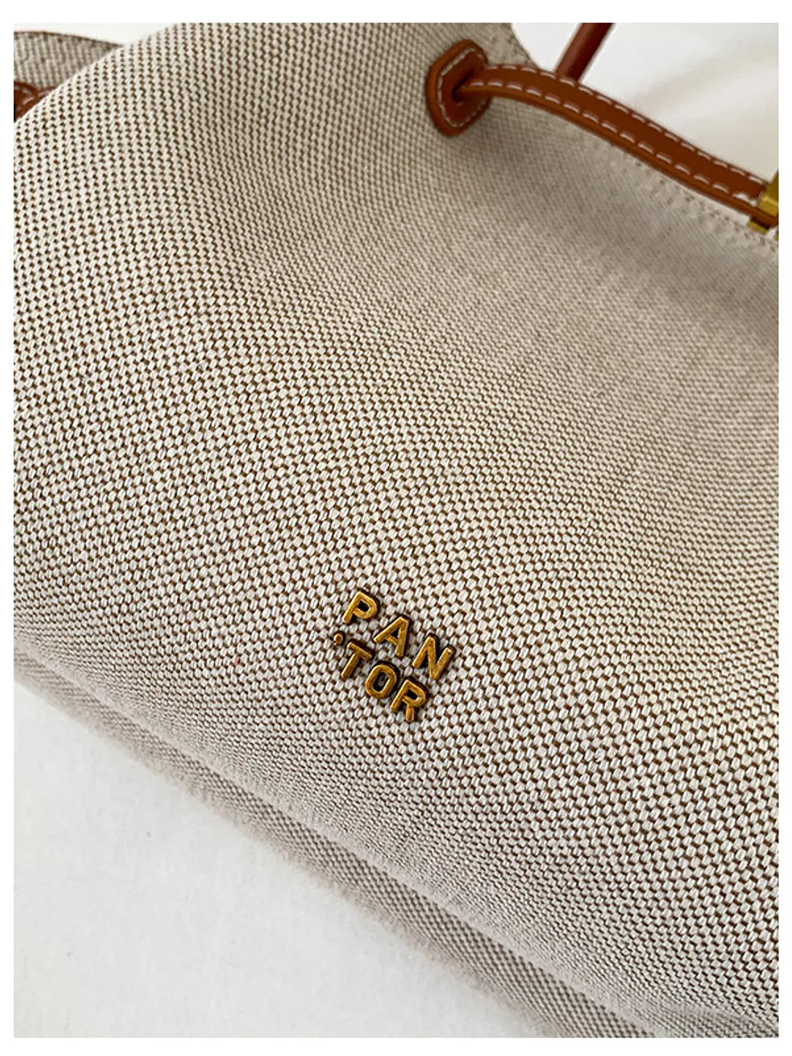 Bolso tote de lona con ribetes de cuero sintético y cierre de cremallera — estilo urbano minimalista 8