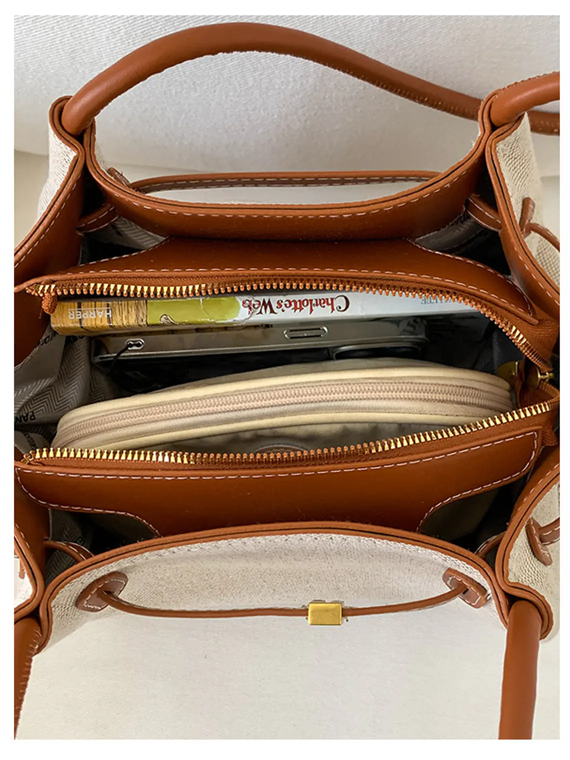 Bolso tote de lona con ribetes de cuero sintético y cierre de cremallera — estilo urbano minimalista 10