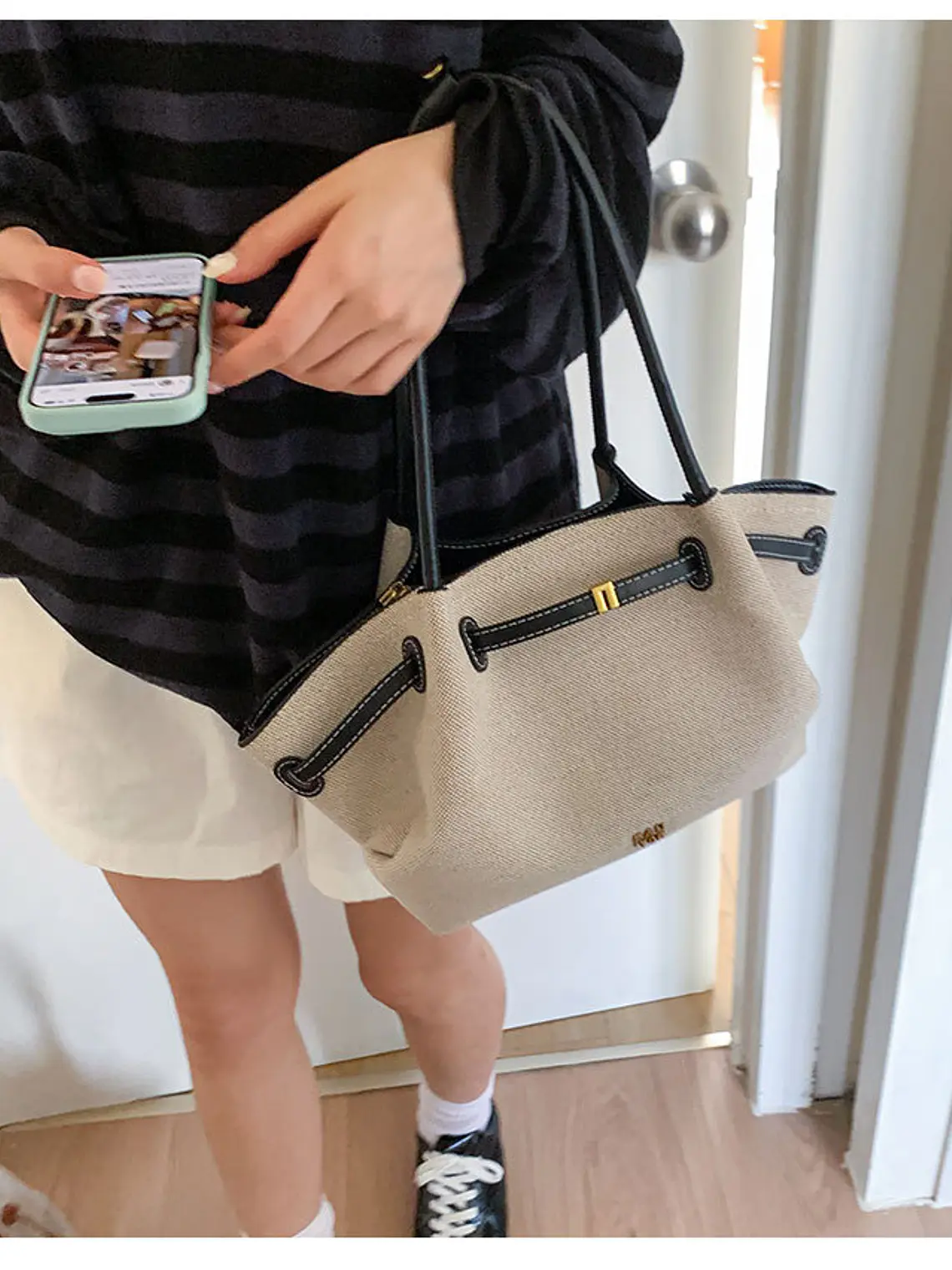 Bolso tote de lona con ribetes de cuero sintético y cierre de cremallera — estilo urbano minimalista 13