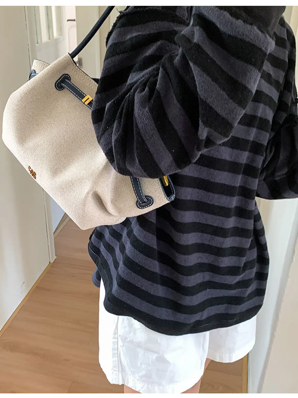 Bolso tote de lona con ribetes de cuero sintético y cierre de cremallera — estilo urbano minimalista 14