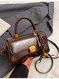 Bolso baguette con cierre de solapa y colgante decorativo — estilo retro urbano - Miniatura 1