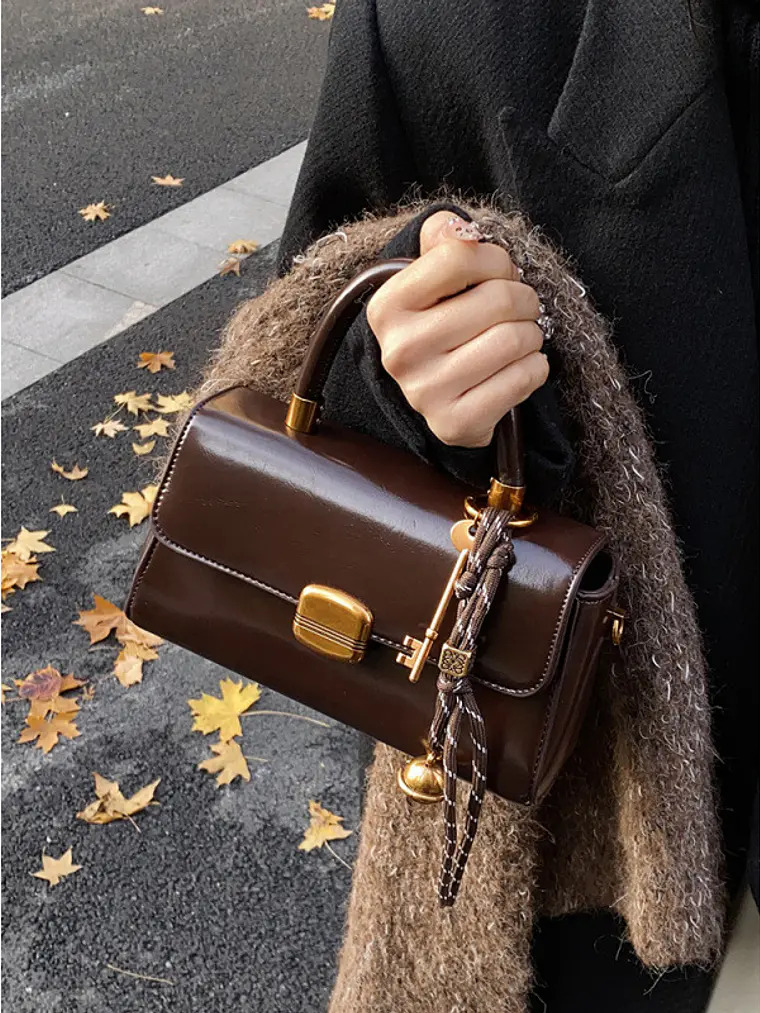 Bolso baguette con cierre de solapa y colgante decorativo — estilo retro urbano 2