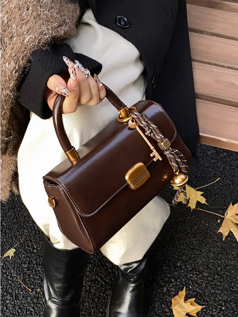 Bolso baguette con cierre de solapa y colgante decorativo — estilo retro urbano 3