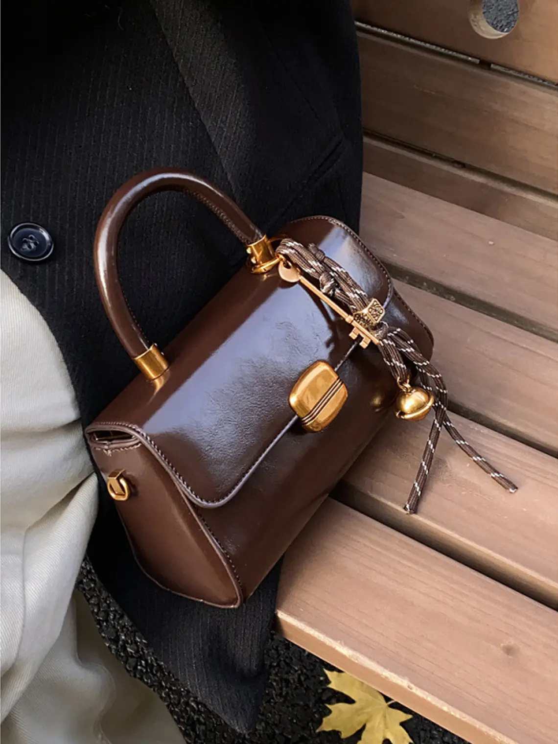 Bolso baguette con cierre de solapa y colgante decorativo — estilo retro urbano 4