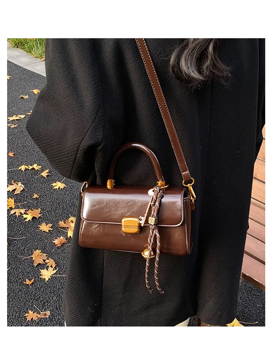 Bolso baguette con cierre de solapa y colgante decorativo — estilo retro urbano 5
