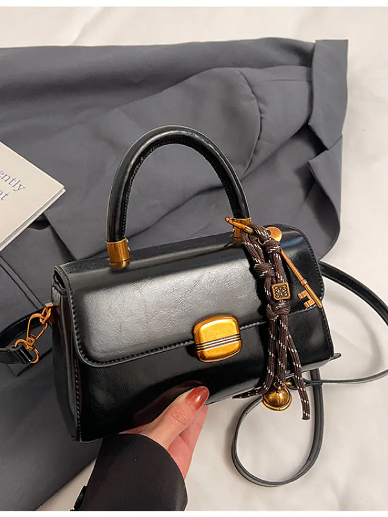 Bolso baguette con cierre de solapa y colgante decorativo — estilo retro urbano 6