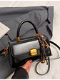 Bolso baguette con cierre de solapa y colgante decorativo — estilo retro urbano - Miniatura 6