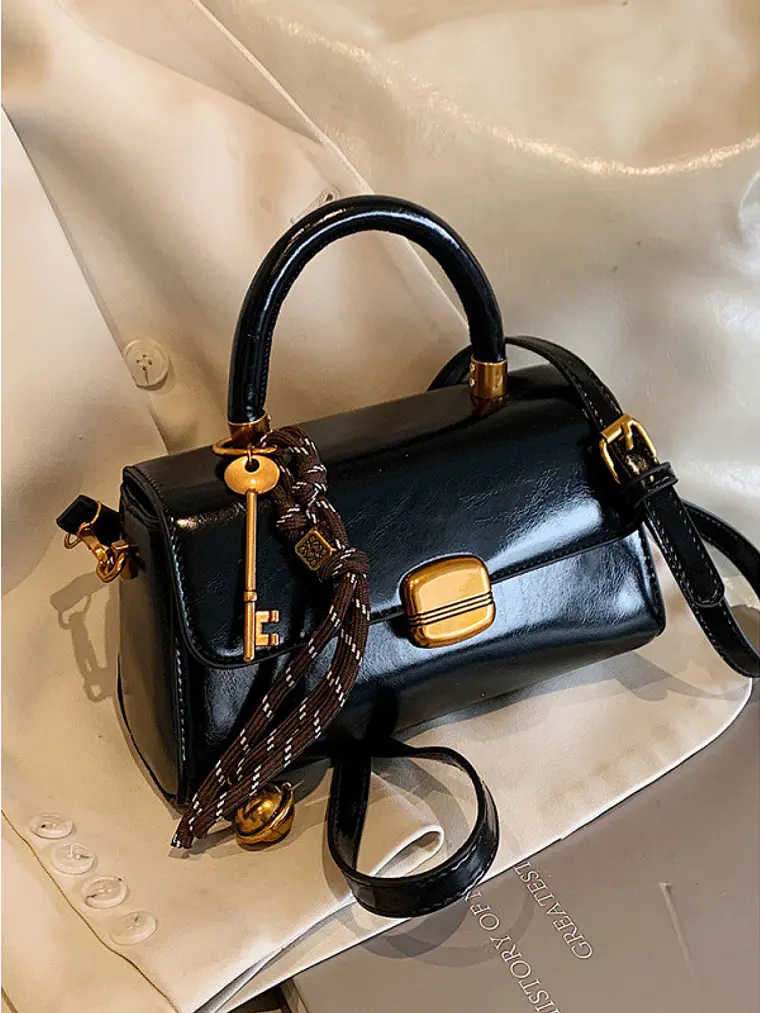 Bolso baguette con cierre de solapa y colgante decorativo — estilo retro urbano 7