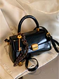 Bolso baguette con cierre de solapa y colgante decorativo — estilo retro urbano - Miniatura 7