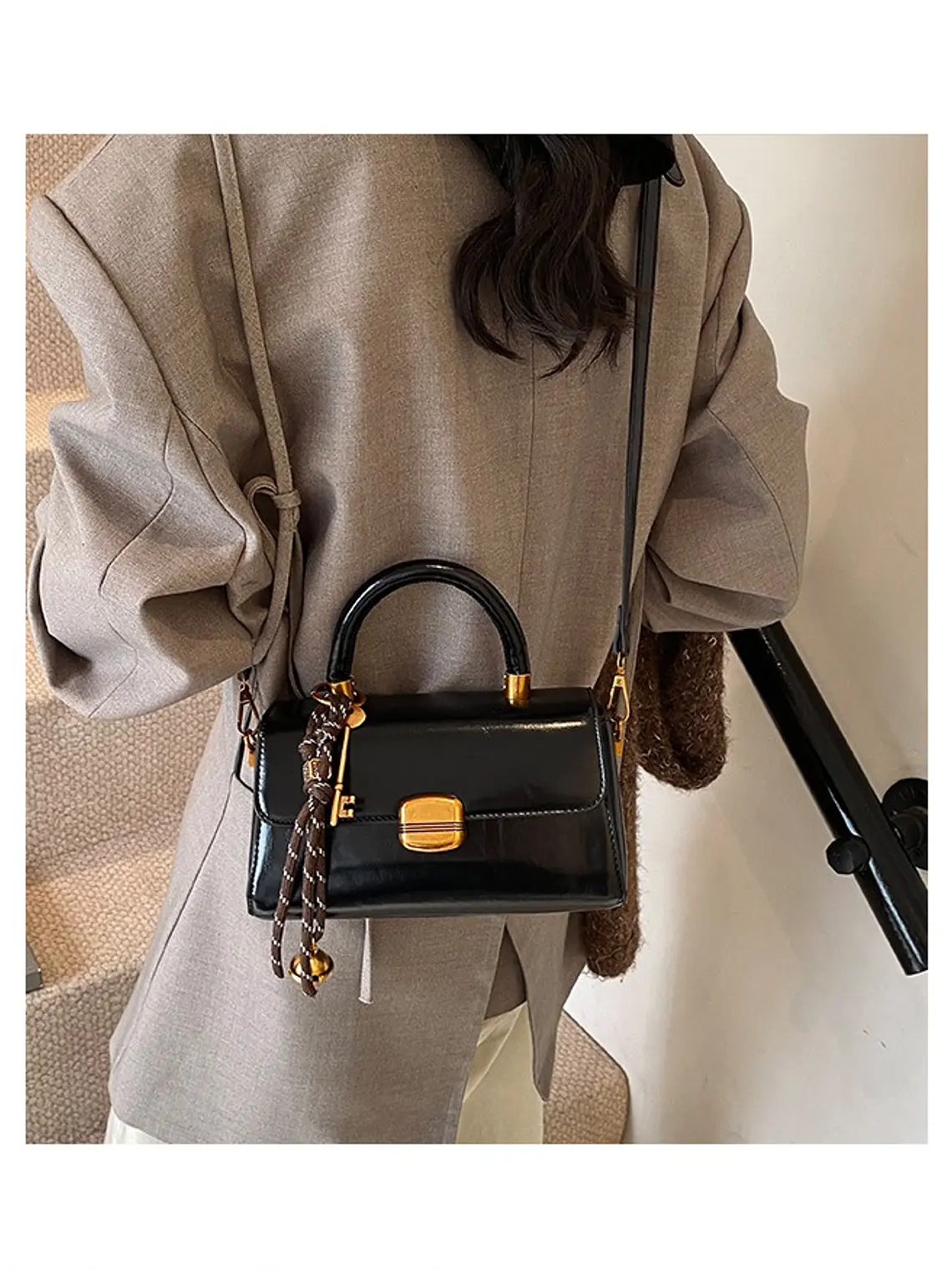 Bolso baguette con cierre de solapa y colgante decorativo — estilo retro urbano 8