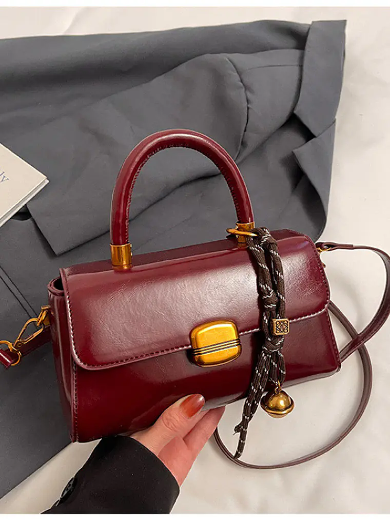 Bolso baguette con cierre de solapa y colgante decorativo — estilo retro urbano 9