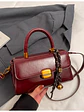 Bolso baguette con cierre de solapa y colgante decorativo — estilo retro urbano - Miniatura 9